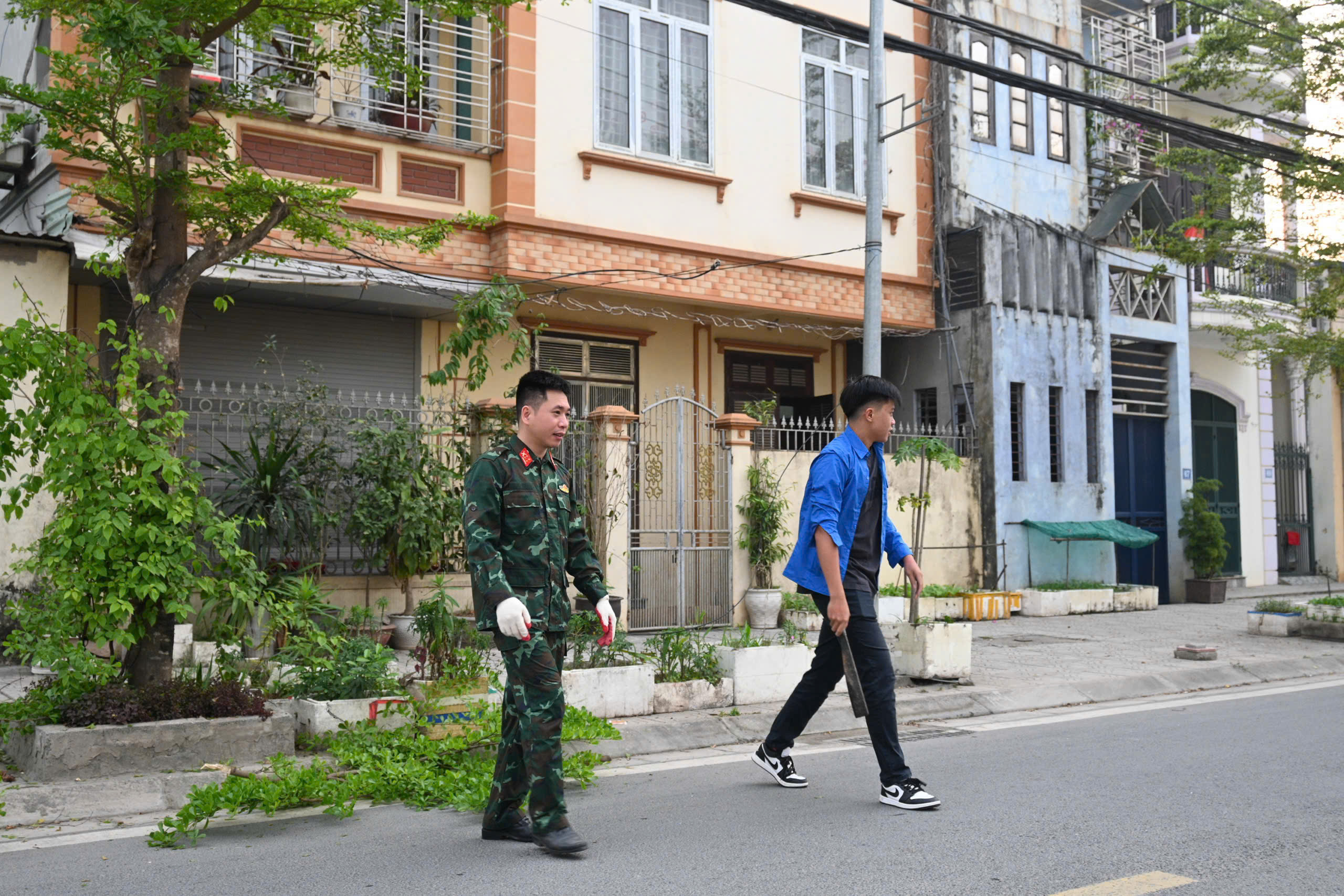 Sinh viên phối hợp cùng lực lượng địa phương phát quang hai bên đường Sinh viên phối hợp cùng lực lượng địa phương phát quang hai bên đường