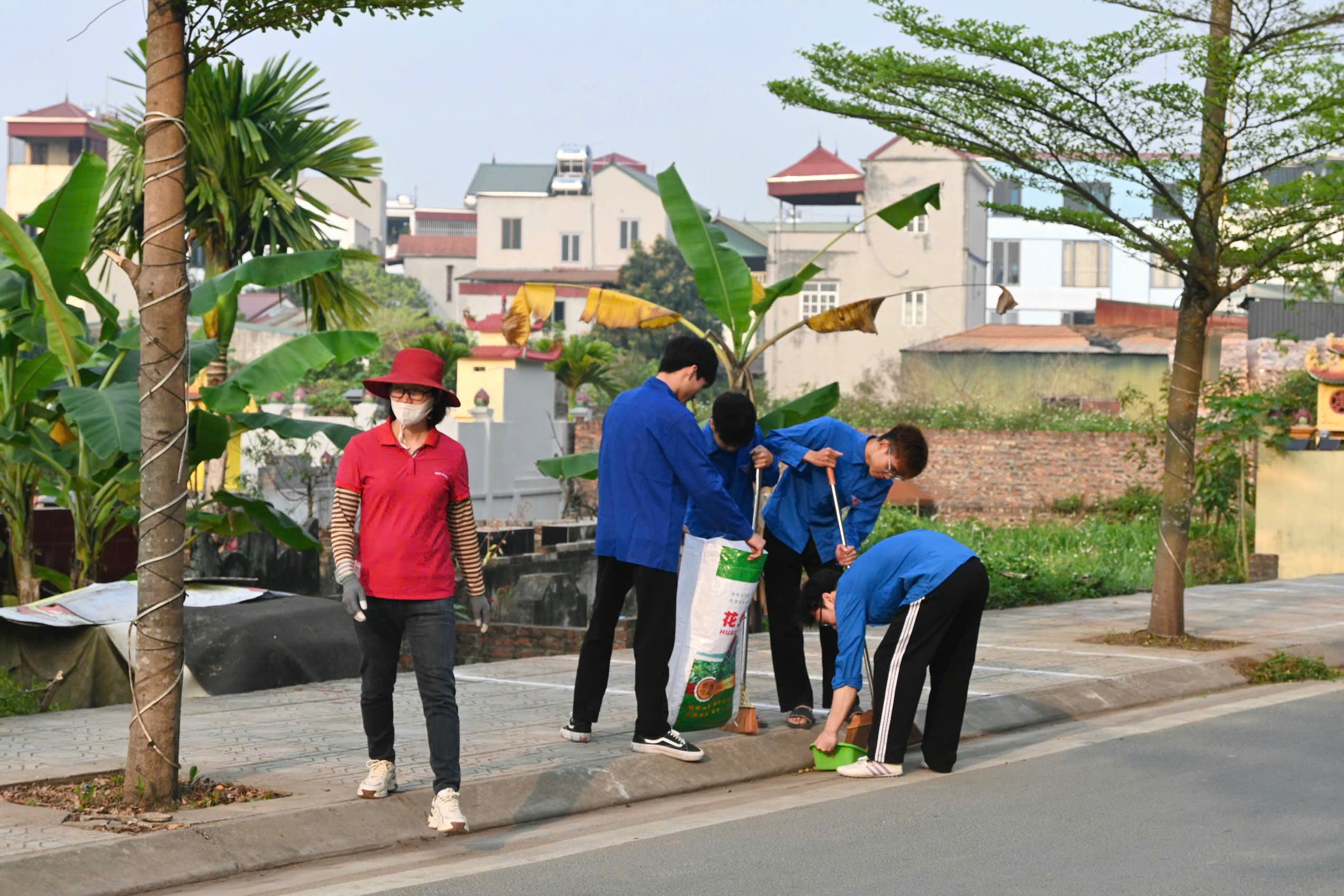 Các bạn sinh viên chủ động chia thành các nhóm nhỏ để dọn dẹp Các bạn sinh viên chủ động chia thành các nhóm nhỏ để dọn dẹp