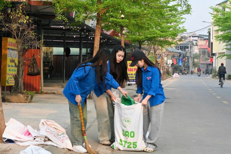Các Đoàn viên tích cực dọn dẹp, làm sạch khu vực ven đường