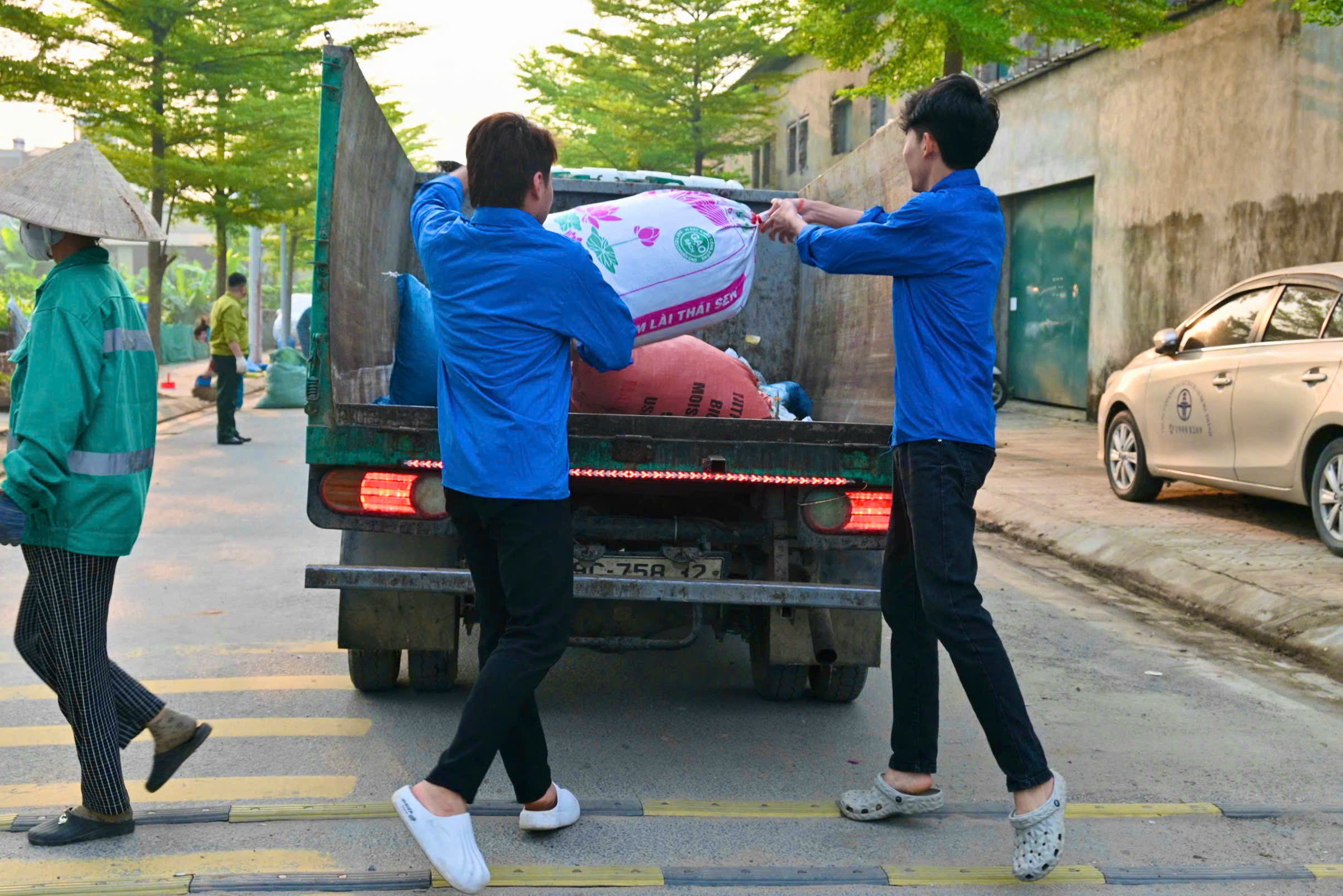 Rác thải sau khi thu gom được sinh viên vận chuyển để xử lý