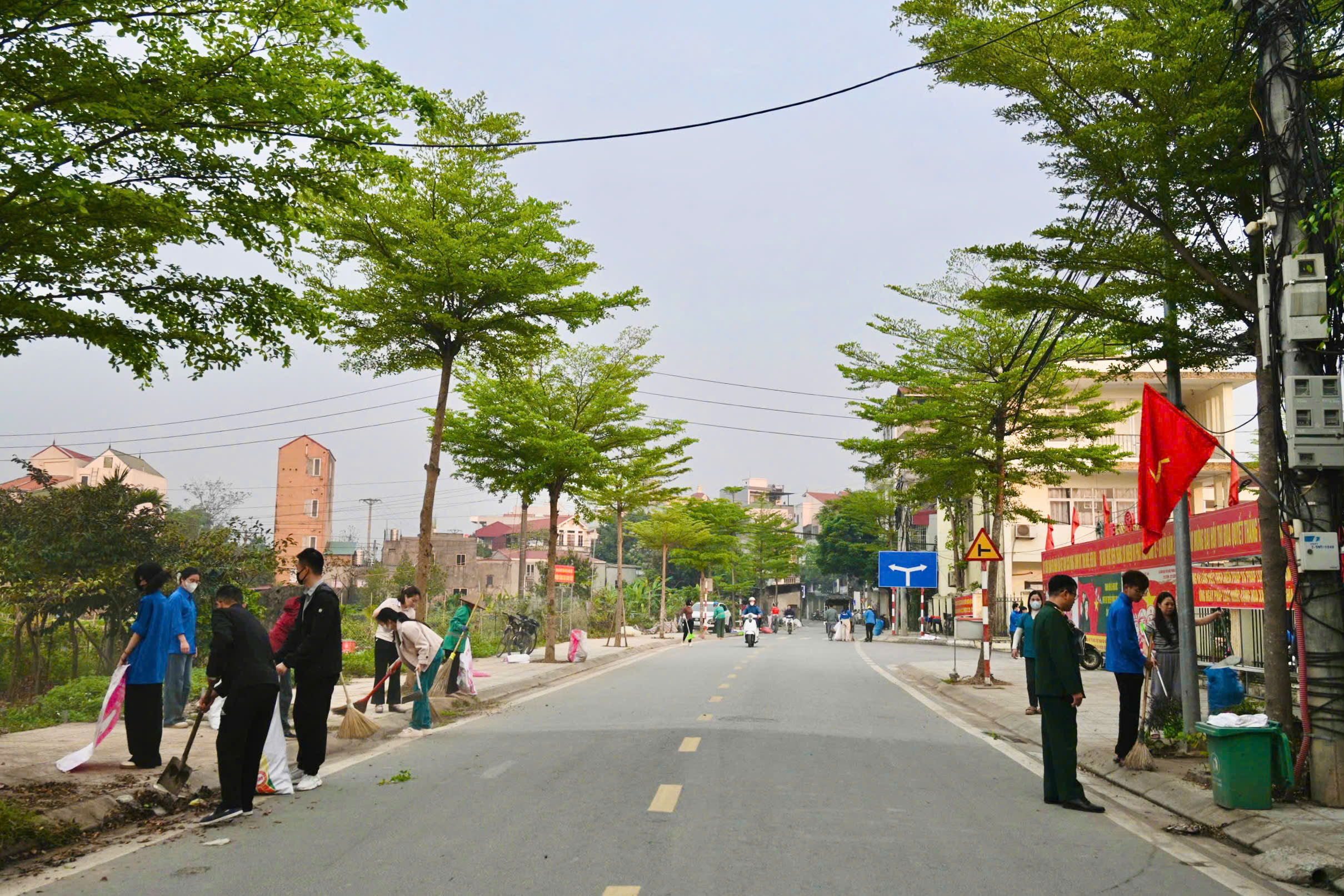 Cung đường dần trở nên sạch sẽ dưới sự phối hợp dọn dẹp của sinh viên Cao đẳng Bách Khoa và lực lượng địa phương Cung đường dần trở nên sạch sẽ dưới sự phối hợp dọn dẹp của sinh viên Cao đẳng Bách Khoa và lực lượng địa phương