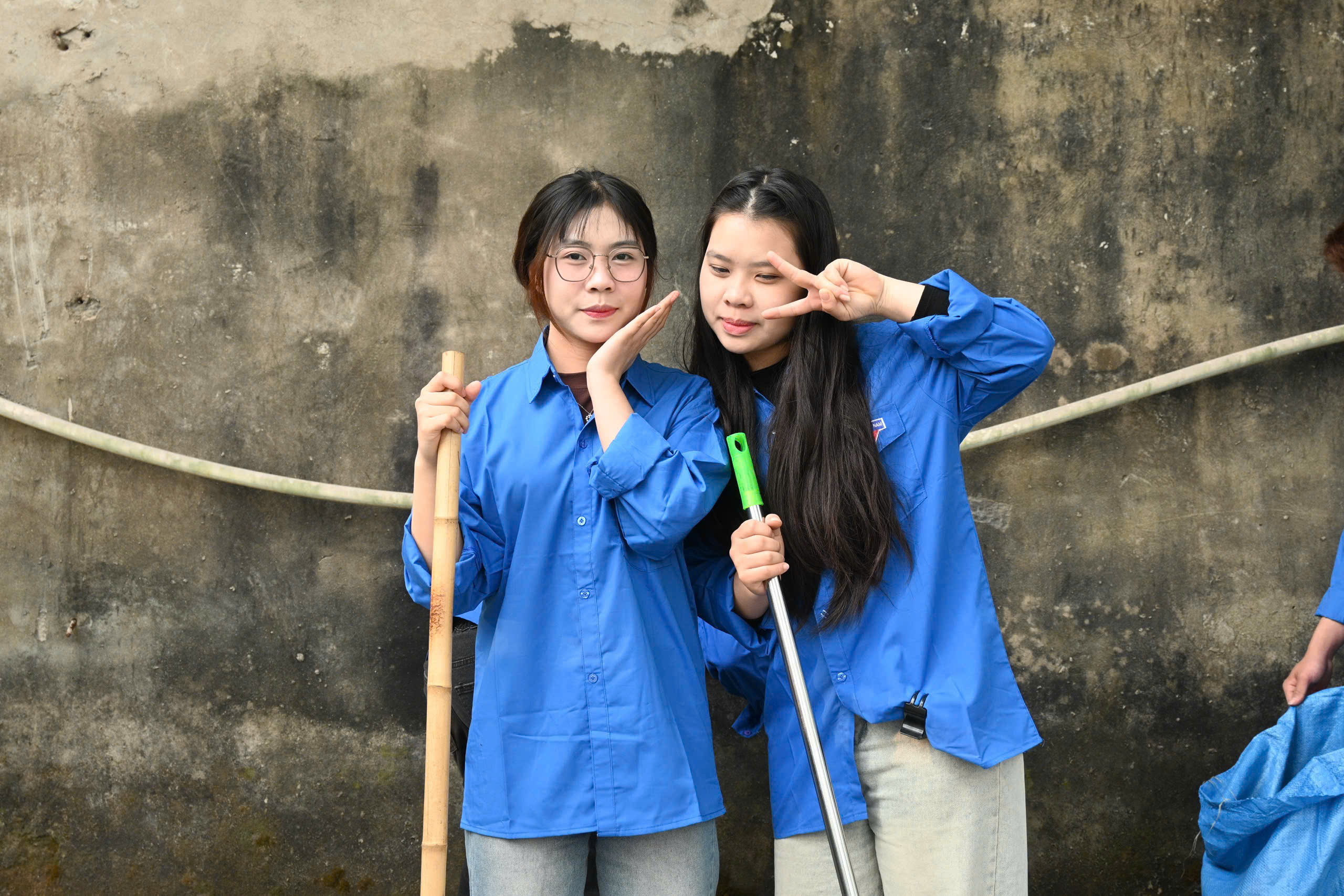 Dù đã thấm mệt nhưng nụ cười vẫn luôn hiện hữu trên gương mặt những Đoàn viên trẻ Dù đã thấm mệt nhưng nụ cười vẫn luôn hiện hữu trên gương mặt những Đoàn viên trẻ