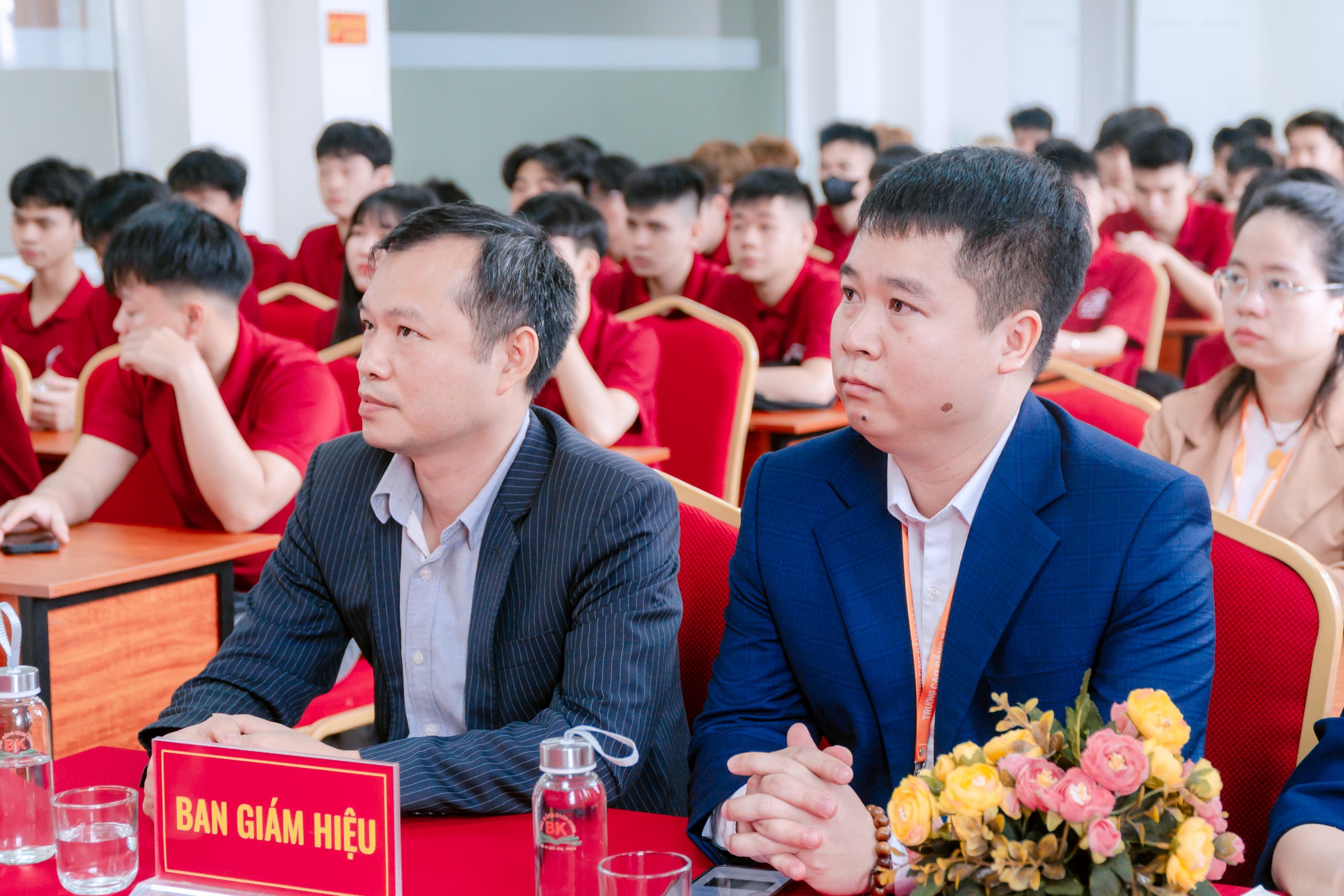 Thầy Trần Văn Trung – Trưởng phòng Hỗ trợ doanh nghiệp và Khởi nghiệp cùng ThS. Nguyễn Thanh Mai – Phó Hiệu trưởng nhà trường tham dự buổi tập huấn Thầy Trần Văn Trung – Trưởng phòng Hỗ trợ doanh nghiệp và Khởi nghiệp cùng ThS. Nguyễn Thanh Mai – Phó Hiệu trưởng nhà trường tham dự buổi tập huấn