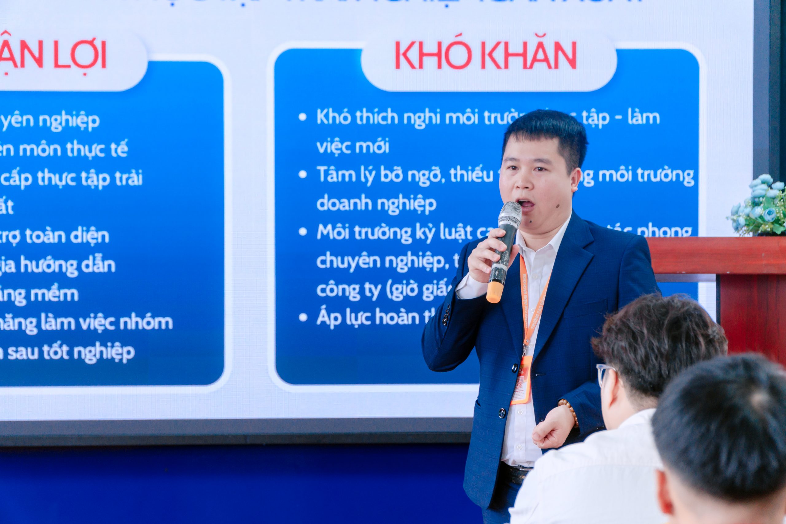 Thầy Trần Văn Trung chia sẻ những thuận lợi và khó khăn với sinh viên Thầy Trần Văn Trung chia sẻ những thuận lợi và khó khăn với sinh viên