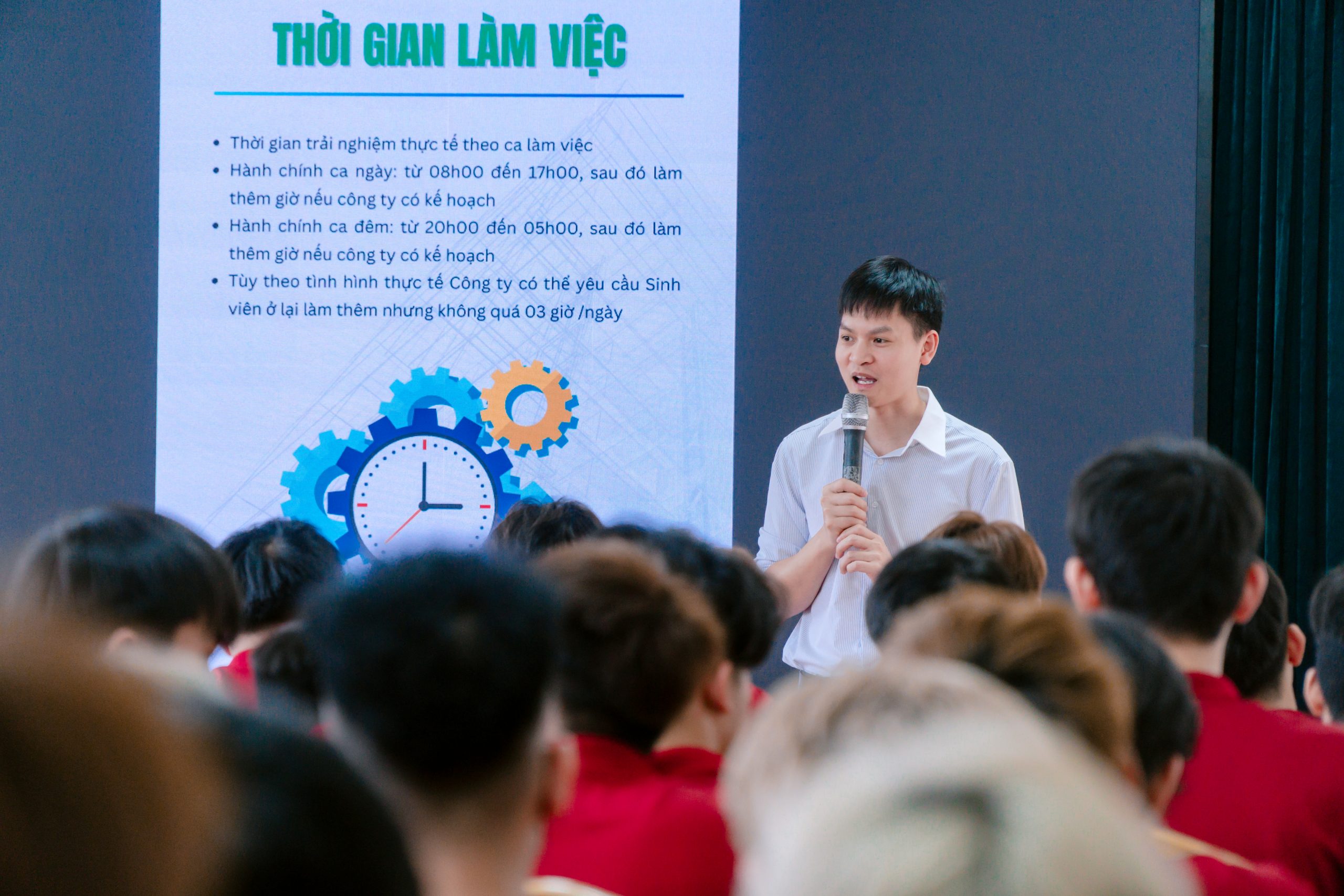 Đại diện Công ty TNHH Dreamtech Việt Nam trao đổi về thời gian làm việc tại doanh nghiệp Đại diện Công ty TNHH Dreamtech Việt Nam trao đổi về thời gian làm việc tại doanh nghiệp