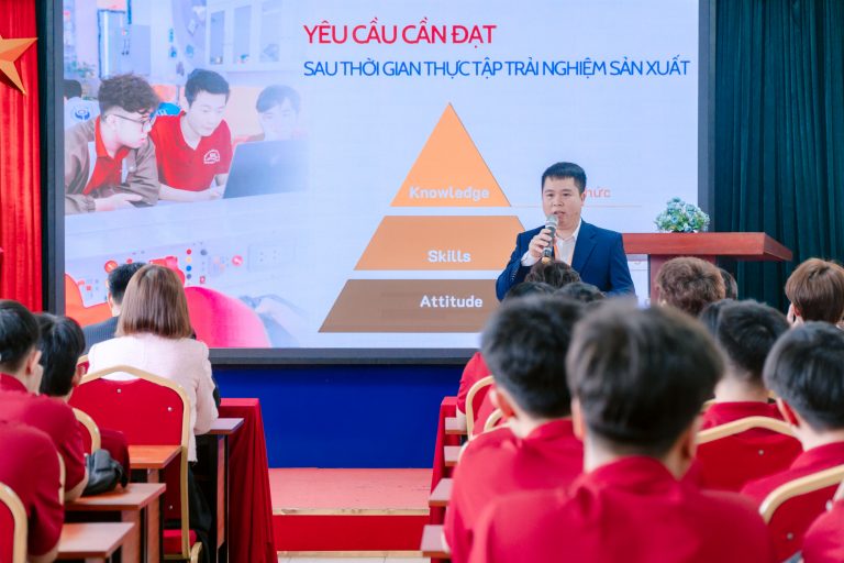 Thầy Trần Văn Trung  chia sẻ những yêu cầu đạt được với sinh viên