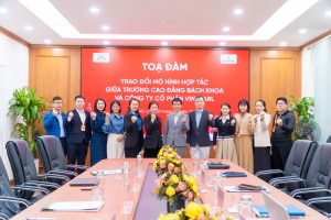 Đại diện Trường Cao đẳng Bách Khoa và Công ty cổ phần Vinpearl chụp ảnh kỷ niệm