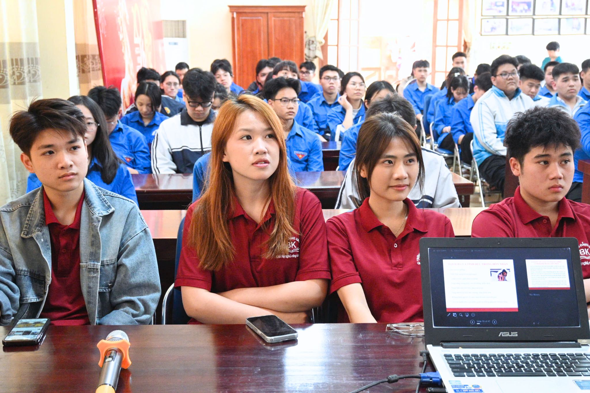 Đoàn viên lắng nghe và trao đổi cùng các chuyên gia, cán bộ y tế Đoàn viên lắng nghe và trao đổi cùng các chuyên gia, cán bộ y tế