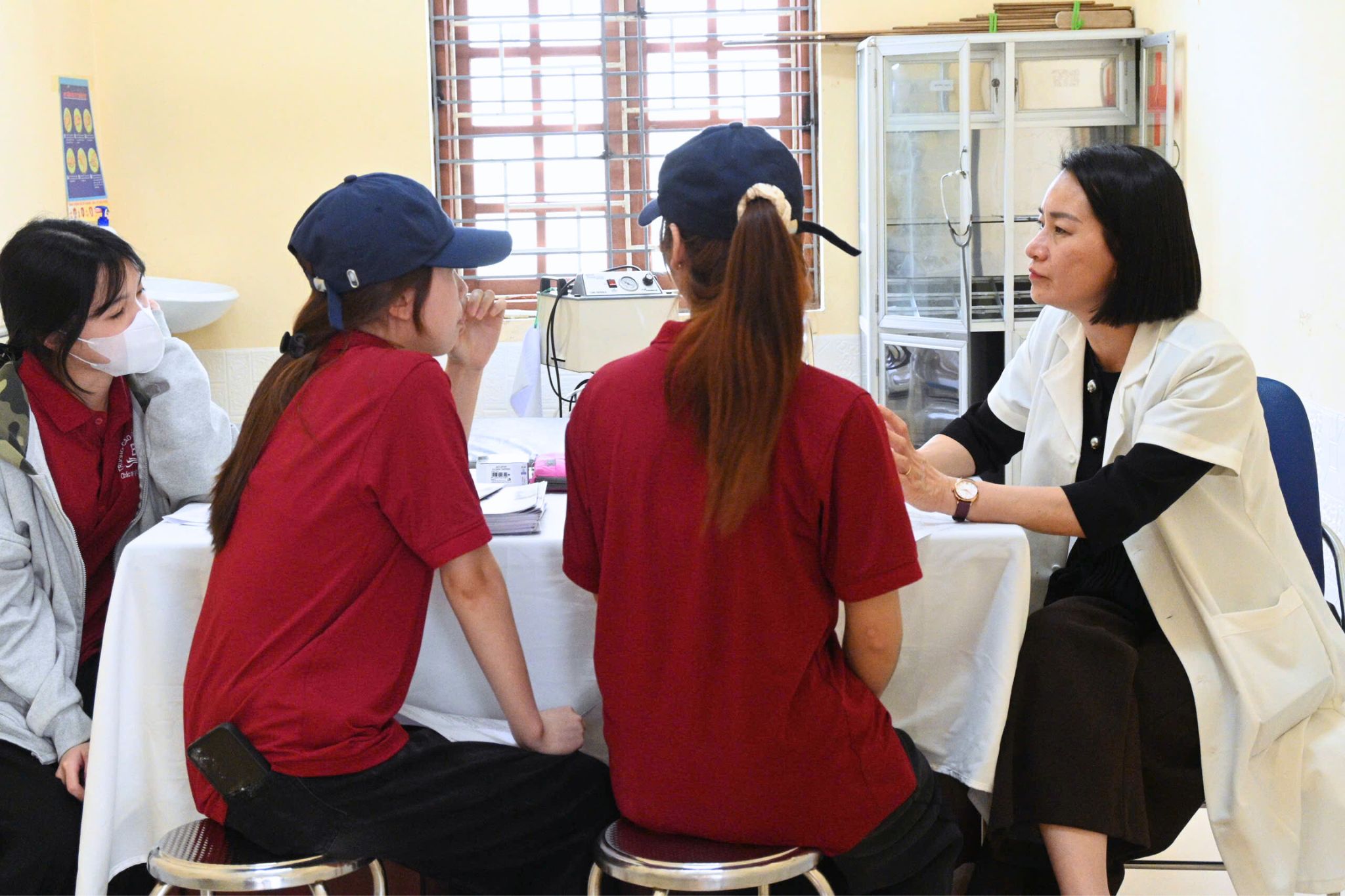 Đoàn viên đặt câu hỏi, thảo luận trực tiếp cùng chuyên gia các vấn đề liên quan Đoàn viên đặt câu hỏi, thảo luận trực tiếp cùng chuyên gia các vấn đề liên quan