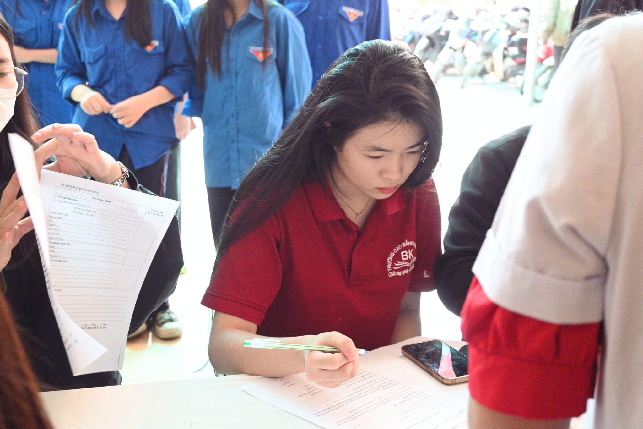 Ghi nhận ý kiến và hoàn thiện phiếu khảo sát tại buổi tập huấn Ghi nhận ý kiến và hoàn thiện phiếu khảo sát tại buổi tập huấn