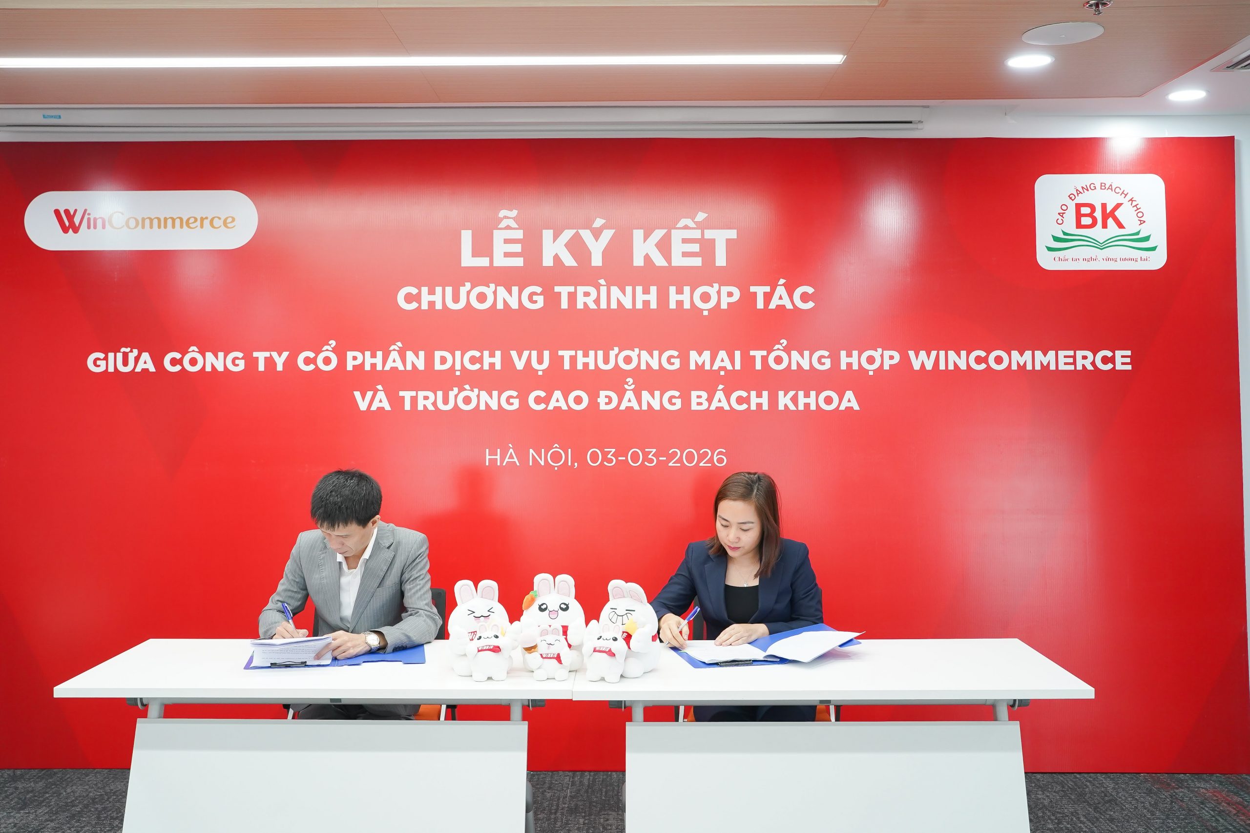 Đại diện trường Cao đẳng Bách khoa và Công ty Cổ phần Dịch vụ Thương mại Tổng hợp WinCommerce ký kết biên bản ghi nhớ Đại diện trường Cao đẳng Bách khoa và Công ty Cổ phần Dịch vụ Thương mại Tổng hợp WinCommerce ký kết biên bản ghi nhớ