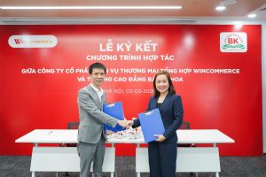 Đại diện trường Cao đẳng Bách khoa và Công ty Cổ phần Dịch vụ Thương mại Tổng hợp WinCommerce chụp ảnh kỷ niệm