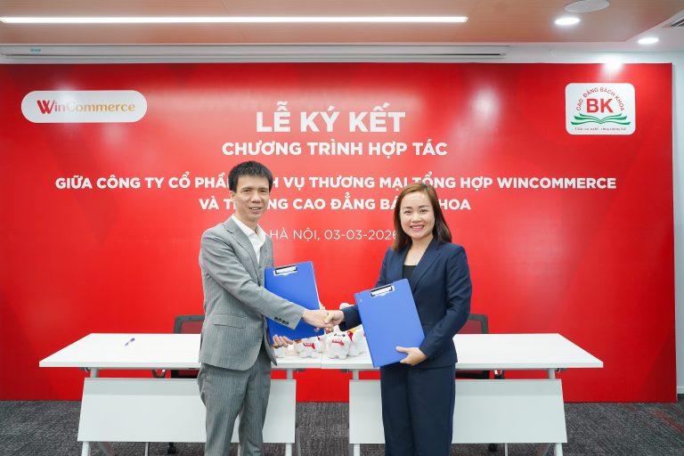 Đại diện trường Cao đẳng Bách khoa và Công ty Cổ phần Dịch vụ Thương mại Tổng hợp WinCommerce chụp ảnh kỷ niệm