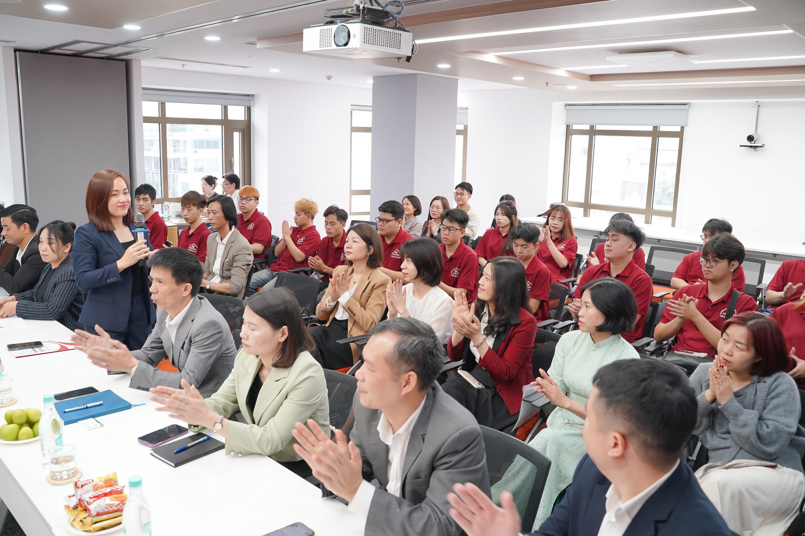 Chị Nguyễn Thị Minh Trang - Giám đốc Khối Phát triển Nguồn nhân lực WCM phát biểu Chị Nguyễn Thị Minh Trang - Giám đốc Khối Phát triển Nguồn nhân lực WCM phát biểu