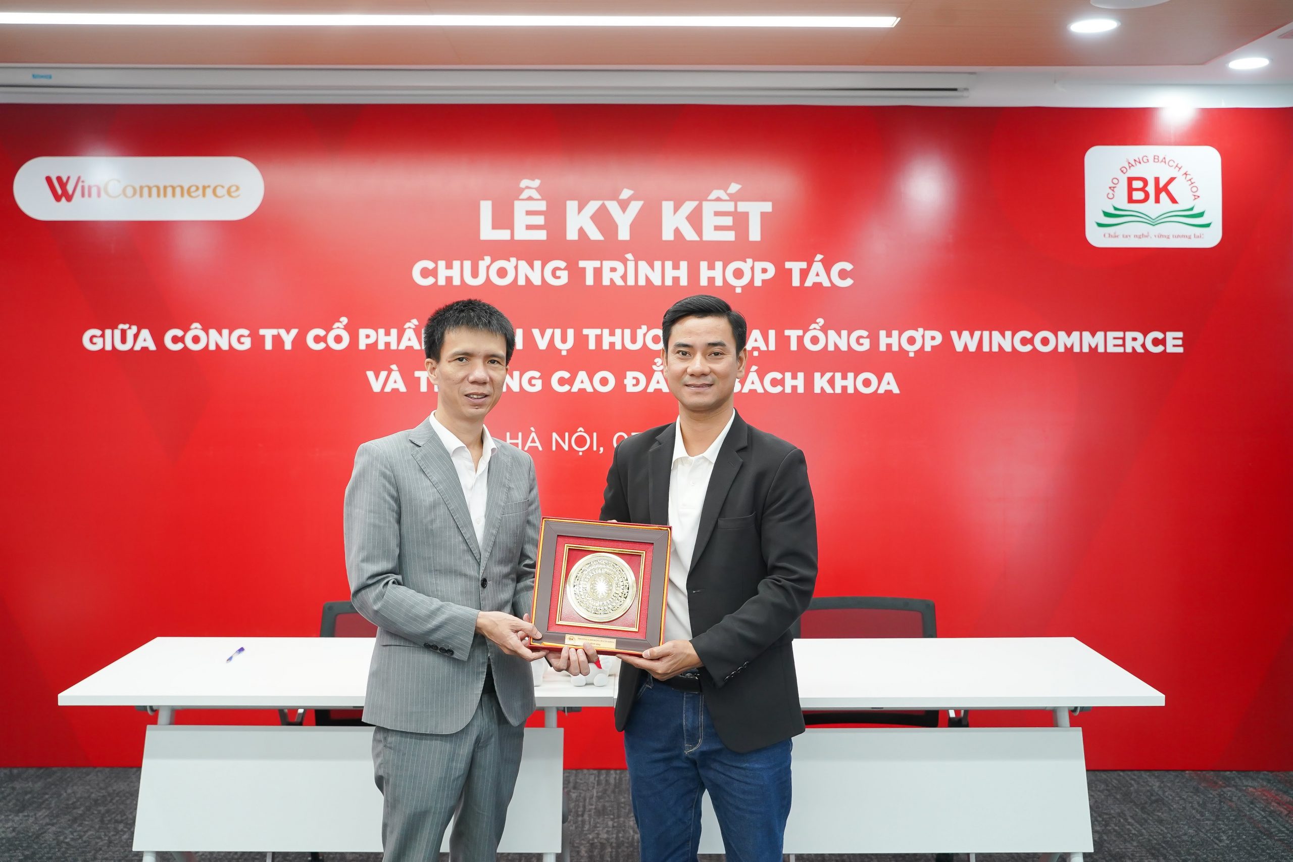 Đại diện nhà trường nhận quà tri ân từ doanh nghiệp Đại diện nhà trường nhận quà tri ân từ doanh nghiệp