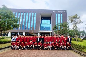 Sinh viên ngành Công nghệ Điện - Điện tử K17 chụp ảnh lưu niệm