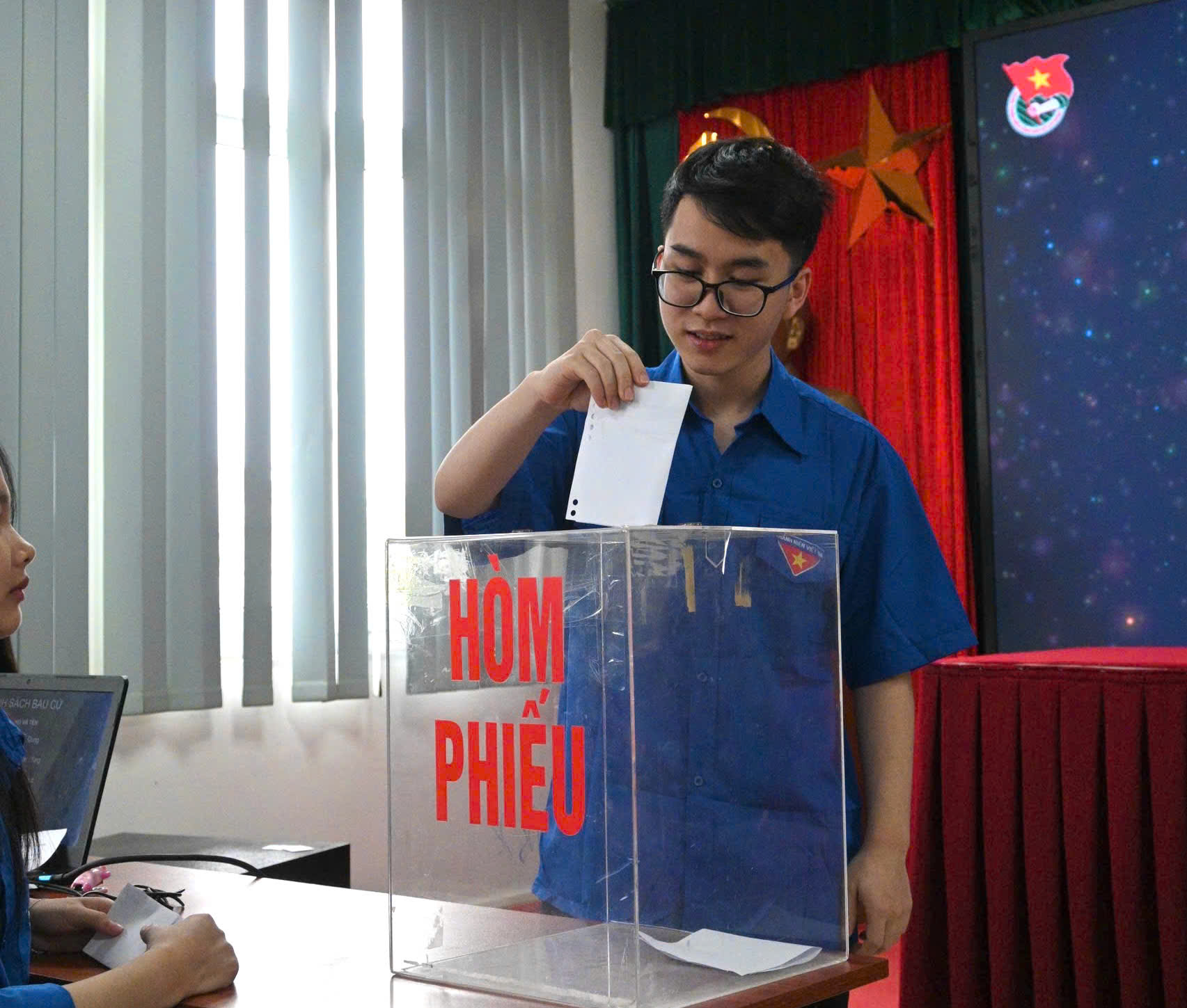 Các Đoàn viên tiến hành bỏ phiếu bầu Ban Chấp hành Chi Đoàn nhiệm kỳ mới