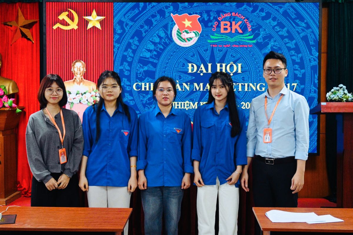 Đồng chí Nguyễn Quang Huy cùng các đoàn viên ưu tú chụp ảnh kỷ niệm tại Đại hội Chi đoàn Marketing khóa 17