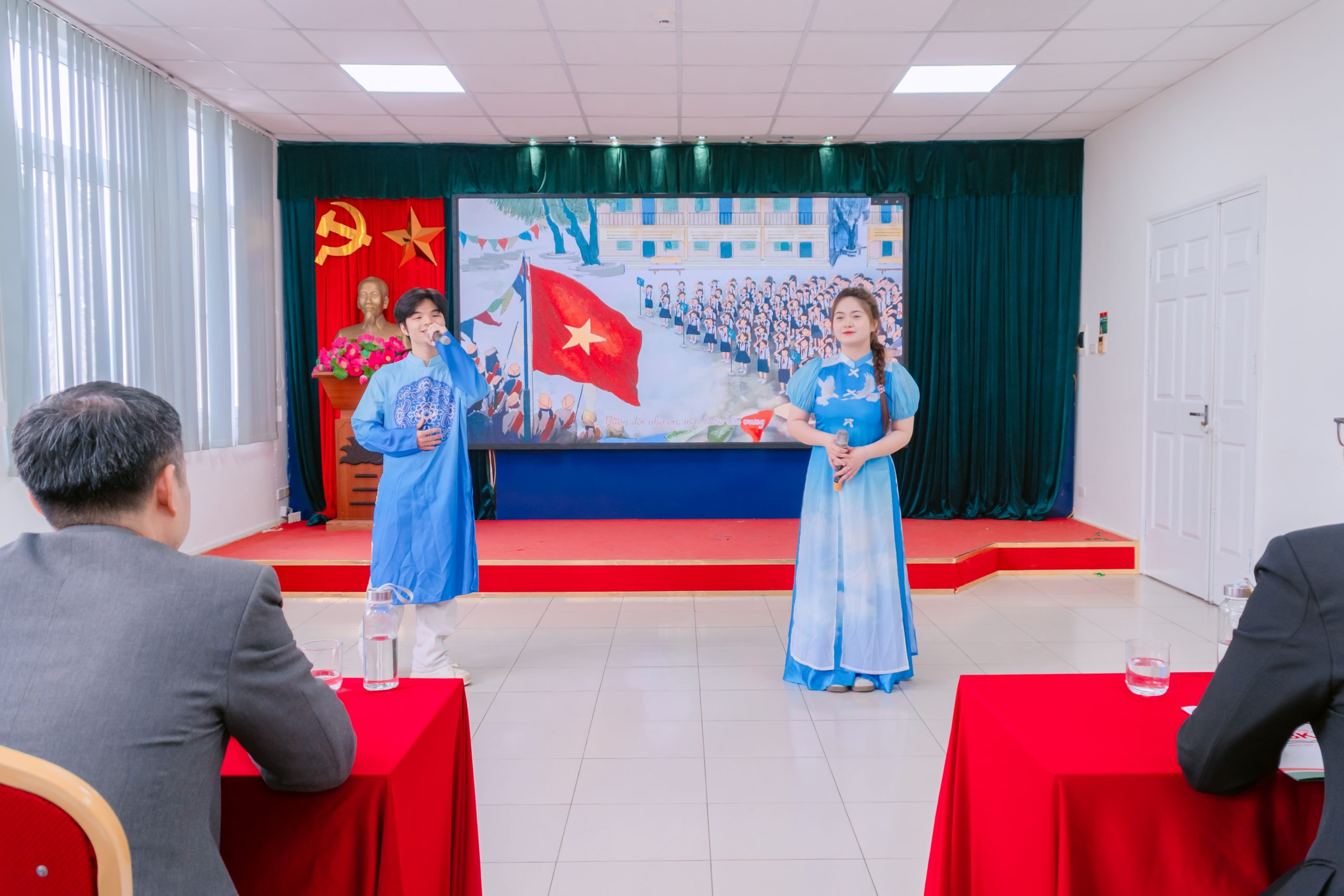 Tiết mục văn nghệ mở đầu chương trình, chào mừng kỷ niệm 95 năm thành lập Đoàn TNCS Hồ Chí Minh Tiết mục văn nghệ mở đầu chương trình, chào mừng kỷ niệm 95 năm thành lập Đoàn TNCS Hồ Chí Minh