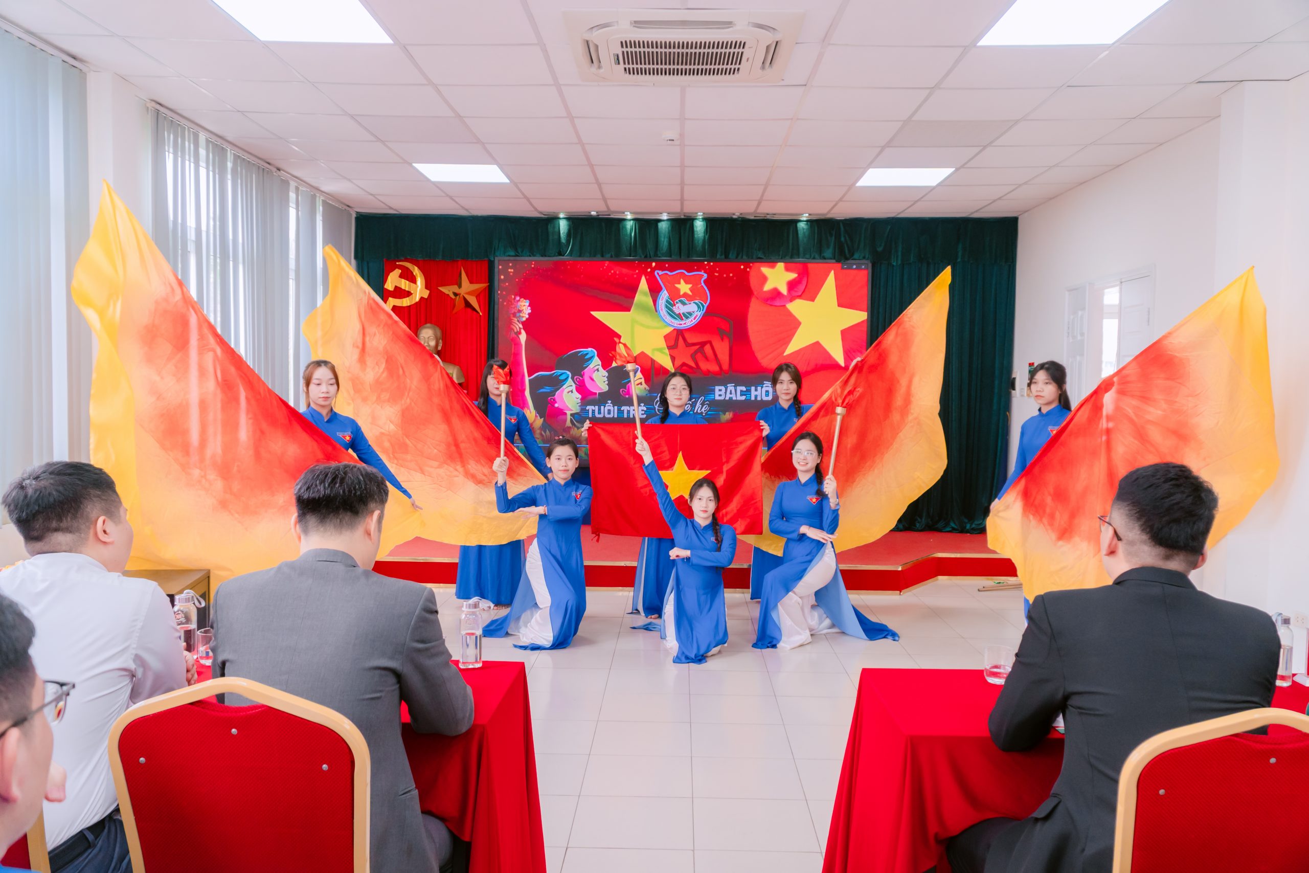 Các tiết mục văn nghệ góp phần kết nối và lan tỏa tinh thần tuổi trẻ trong chương trình Các tiết mục văn nghệ góp phần kết nối và lan tỏa tinh thần tuổi trẻ trong chương trình