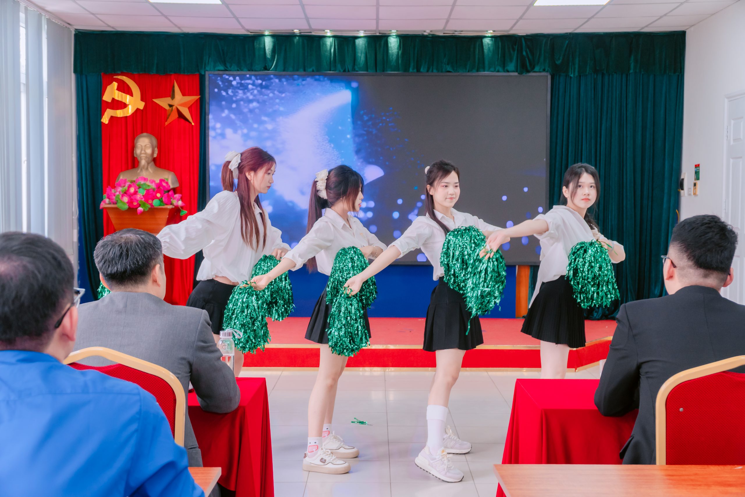 Các tiết mục văn nghệ góp phần kết nối và lan tỏa tinh thần tuổi trẻ trong chương trình Các tiết mục văn nghệ góp phần kết nối và lan tỏa tinh thần tuổi trẻ trong chương trình