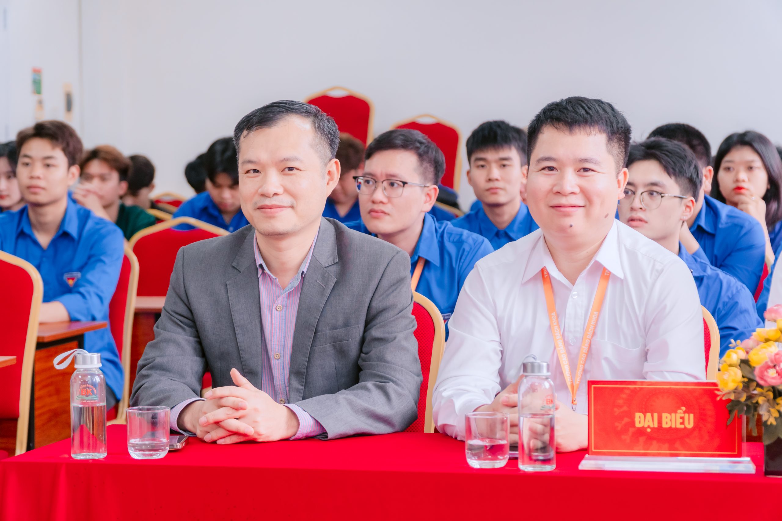 Thầy Nguyễn Thanh Mai và thầy Thầy Trần Văn Trung tham dự buổi Lễ kỷ niệm Thầy Nguyễn Thanh Mai và thầy Thầy Trần Văn Trung tham dự buổi Lễ kỷ niệm