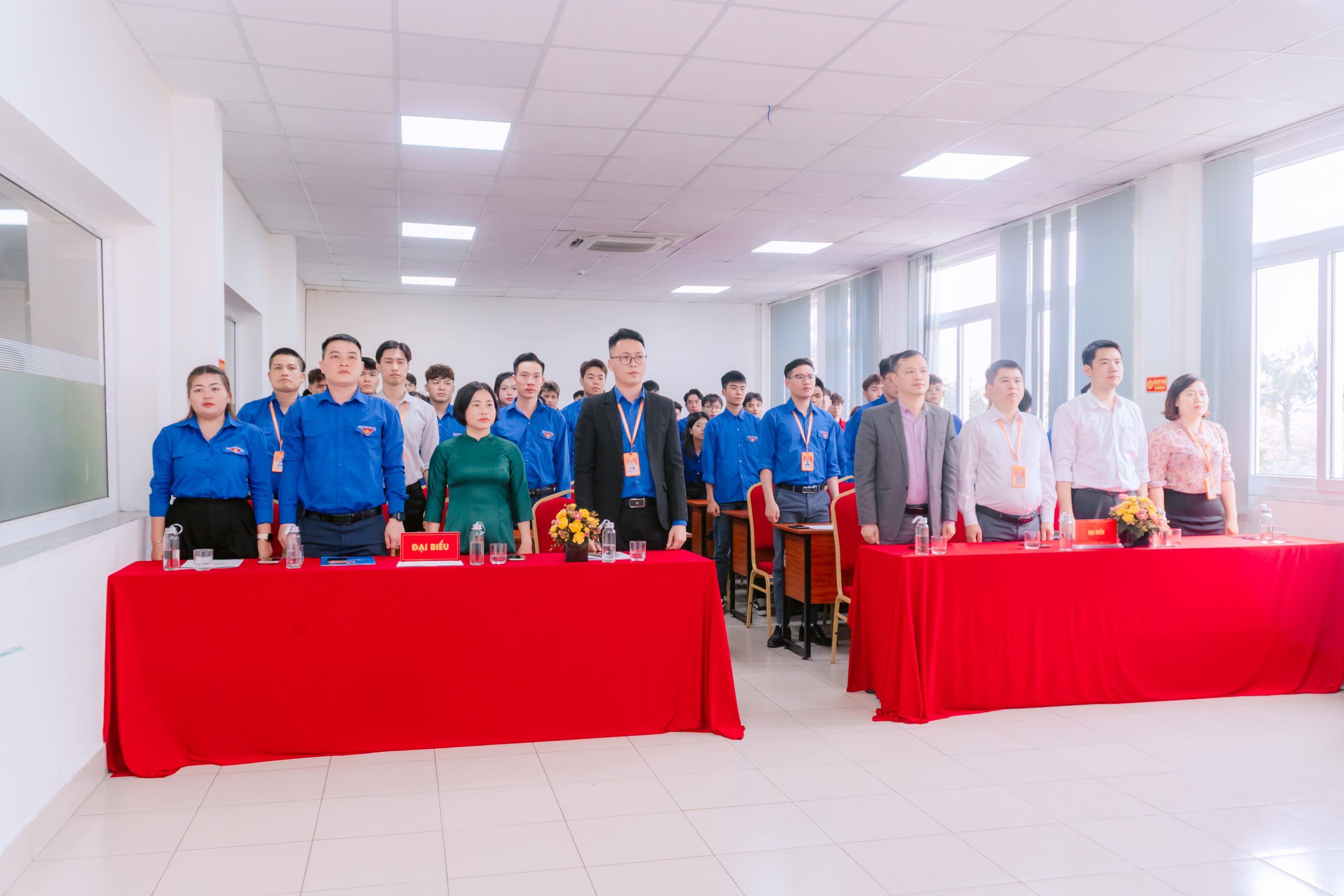 Toàn thể thầy cô cùng các cán bộ và Đoàn viên thực hiện nghi thức chào cờ Toàn thể thầy cô cùng các cán bộ và Đoàn viên thực hiện nghi thức chào cờ