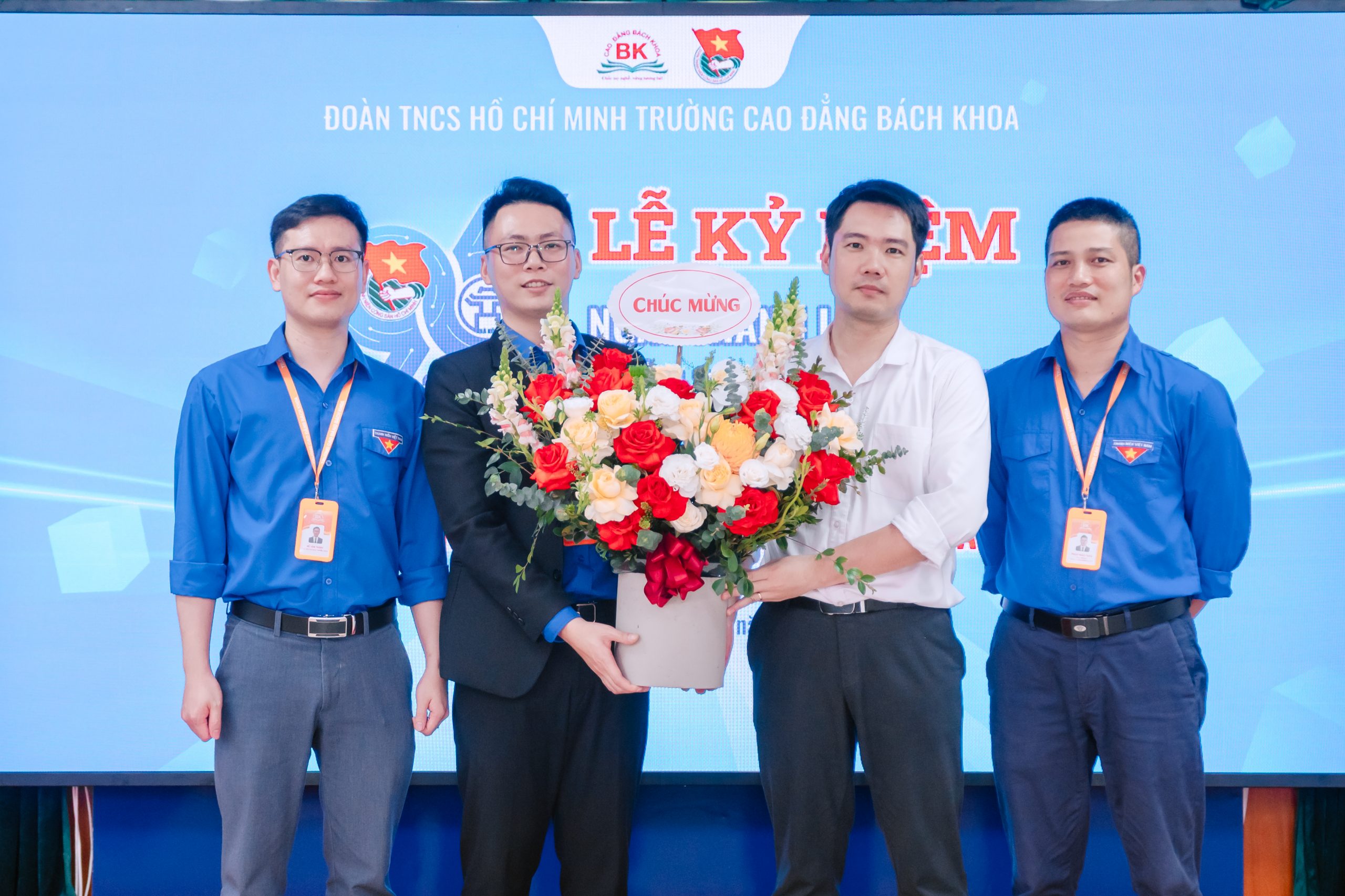 Đồng chí Nguyễn Quang Huy nhận hoa chúc mừng từ đại diện nhà trường Đồng chí Nguyễn Quang Huy nhận hoa chúc mừng từ đại diện nhà trường