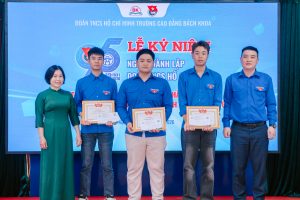 Trao bằng khen cho những cá nhân có thành tích xuất sắc trong Tháng thanh niên