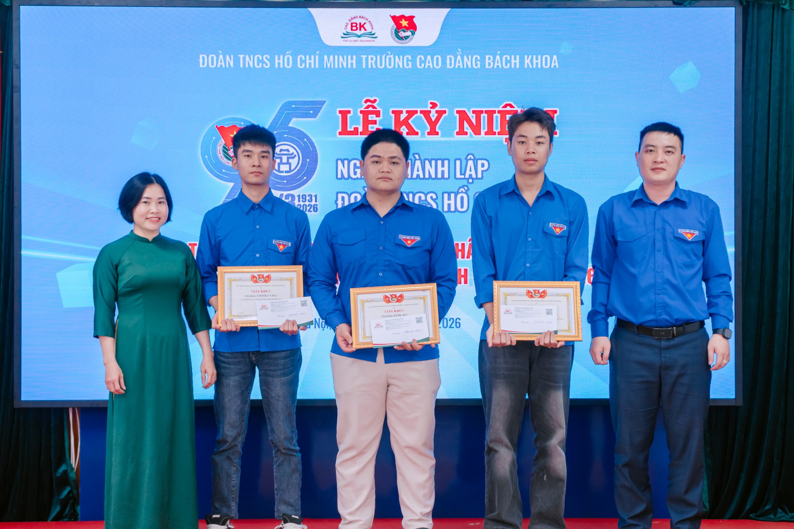 Trao bằng khen cho những cá nhân có thành tích xuất sắc trong Tháng thanh niên