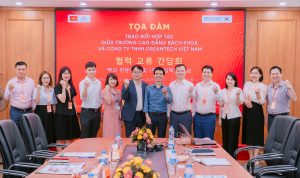 Đại diện Trường Cao đẳng Bách Khoa và Công ty TNHH Dreamtech Việt Nam chụp ảnh kỷ niệm tại buổi tọa đàm