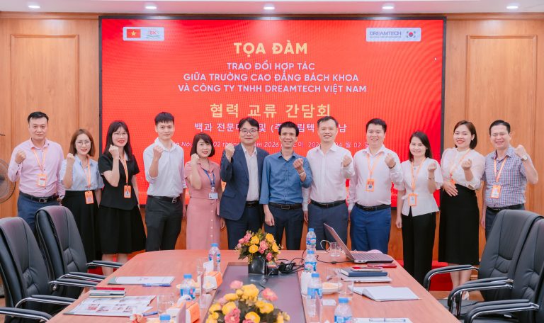 Đại diện Trường Cao đẳng Bách Khoa và Công ty TNHH Dreamtech Việt Nam chụp ảnh kỷ niệm tại buổi tọa đàm