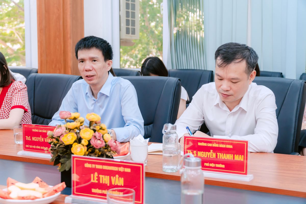 Đại diện Trường Cao đẳng Bách Khoa tham dự buổi lễ