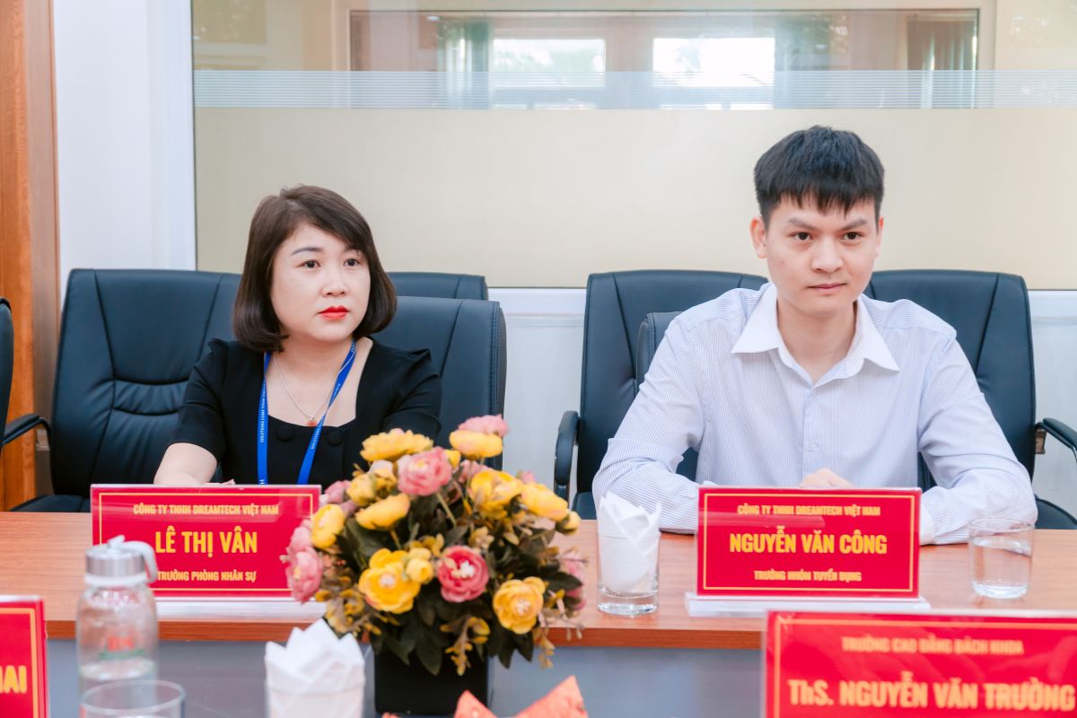 Đại diện Công ty TNHH Dreamtech tham dự buổi lễ