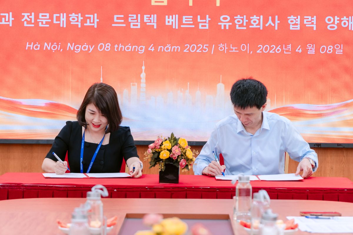 Đại diện Trường Cao đẳng Bách Khoa và Công ty TNHH Dreamtech Việt Nam ký biên bản ghi nhớ hợp tác