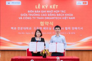 Đại diện nhà trường và doanh nghiệp chụp ảnh kỷ niệm biên bản ghi nhớ