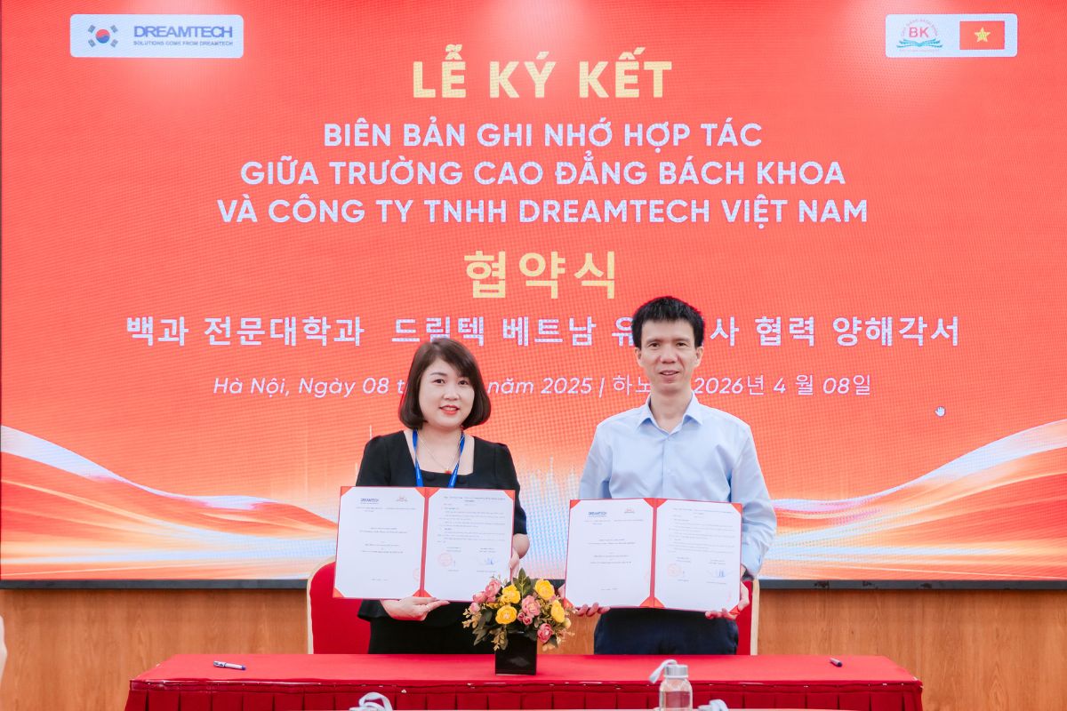 Đại diện nhà trường và doanh nghiệp chụp ảnh kỷ niệm biên bản ghi nhớ