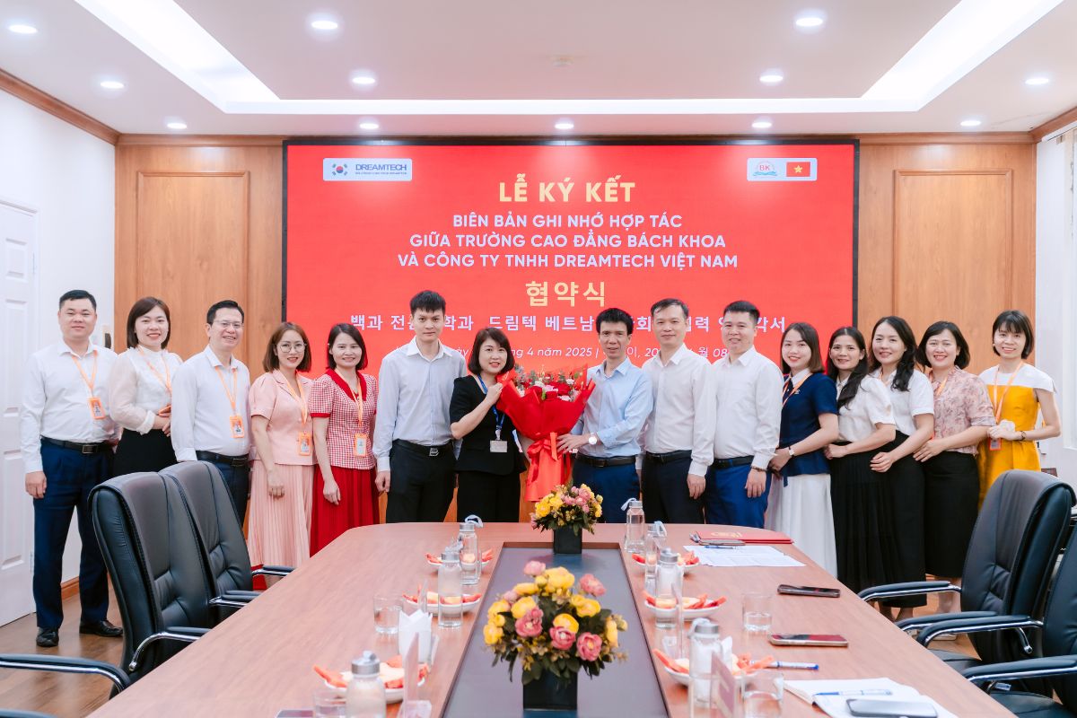 Trường Cao đẳng Bách Khoa tặng hoa phía đối tác tại buổi lễ