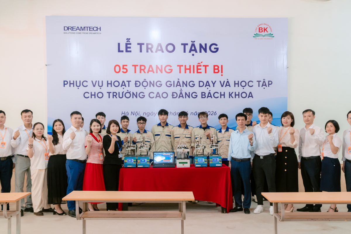 Đại diện nhà trường, doanh nghiệp và sinh viên Cao đẳng Bách Khoa chụp ảnh kỷ niệm với thiết bị mới