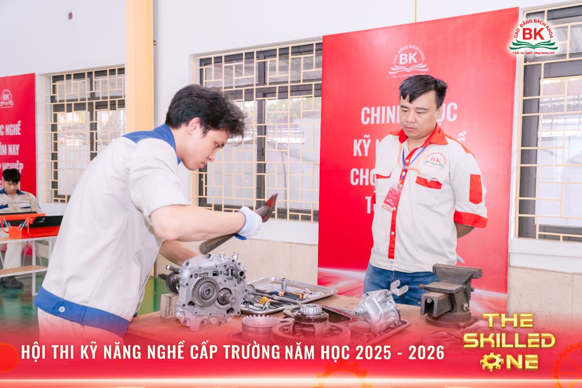 Đội ngũ giám khảo đến từ nhà trường luôn theo sát, đảm bảo kết quả công bằng khách quan (Ngành KTML&ĐHKK)