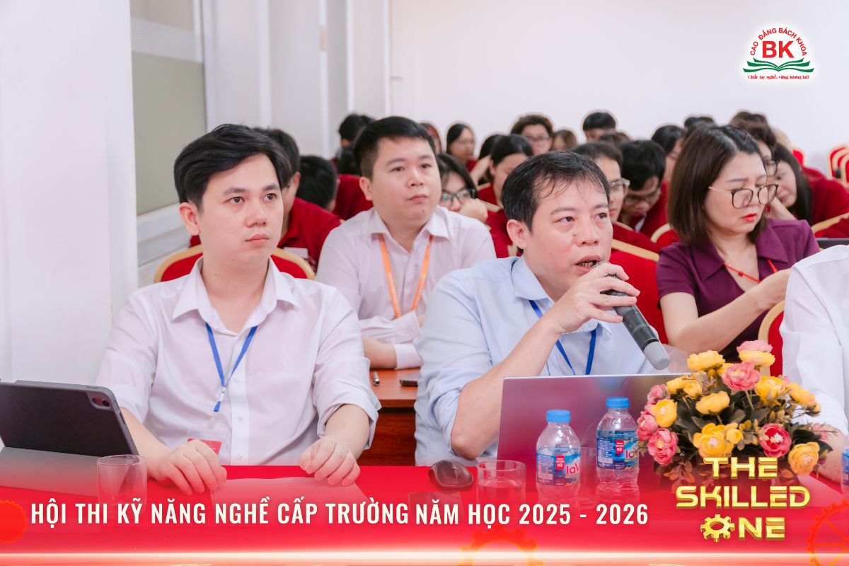 Anh Nguyễn Văn Thọ (Công ty TNHH Abivin Việt Nam), Anh Nguyễn Mạnh Tiến (Công ty CP thiết kế iBright) nhận xét, đánh giá phần thi của sinh viên Ngành Lập trình máy tính và Thiết kế đồ họa