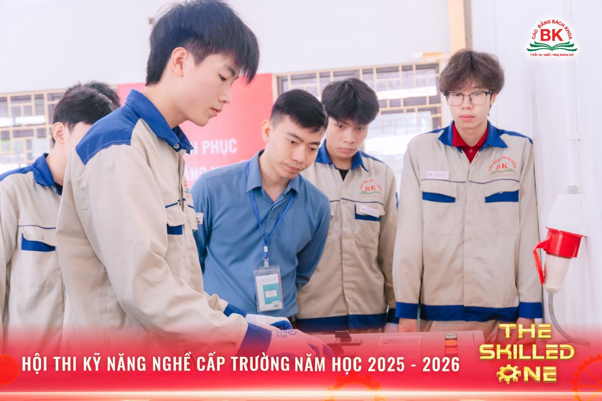 Đại diện Công ty CP Tập đoàn Sunhouse  theo sát quá trình sinh viên thực hiện phần thi (Ngành Công nghệ kỹ thuật Điện - Điện tử)