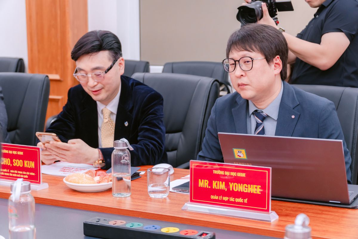 Đại diện Trường Đại học Geoje có mặt tại buổi trao đổi Đại diện Trường Đại học Geoje có mặt tại buổi trao đổi