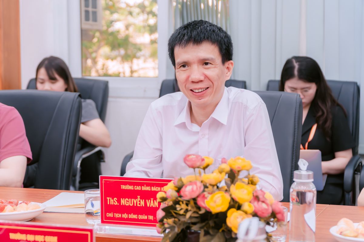 Đại diện nhà trường kỳ vọng hợp tác sẽ giúp sinh viên được thực tập, tiếp cận môi trường làm việc thực tế và phát triển nghề nghiệp Đại diện nhà trường kỳ vọng hợp tác sẽ giúp sinh viên được thực tập, tiếp cận môi trường làm việc thực tế và phát triển nghề nghiệp