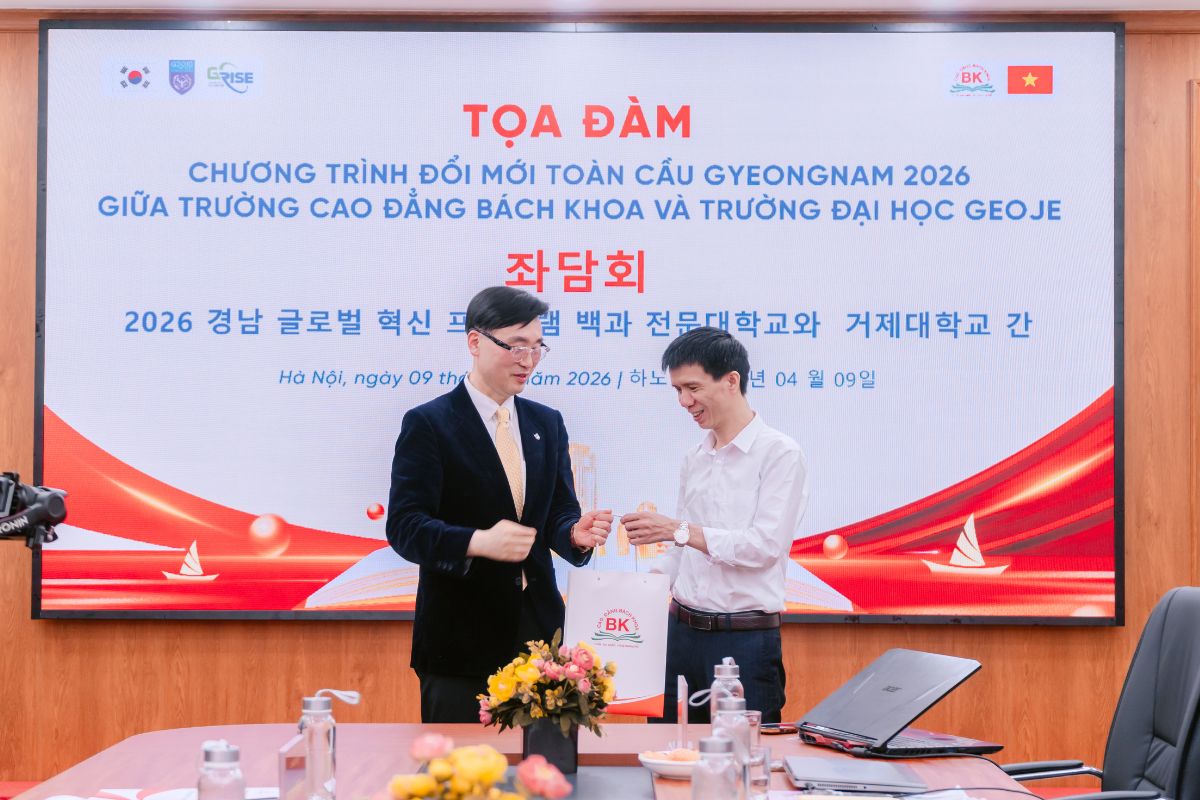 Đại diện Trường Cao đẳng Bách Khoa - Thầy Nguyễn Văn Trường tặng quà kỷ niệm Trường Đại học Geoje Đại diện Trường Cao đẳng Bách Khoa - Thầy Nguyễn Văn Trường tặng quà kỷ niệm Trường Đại học Geoje