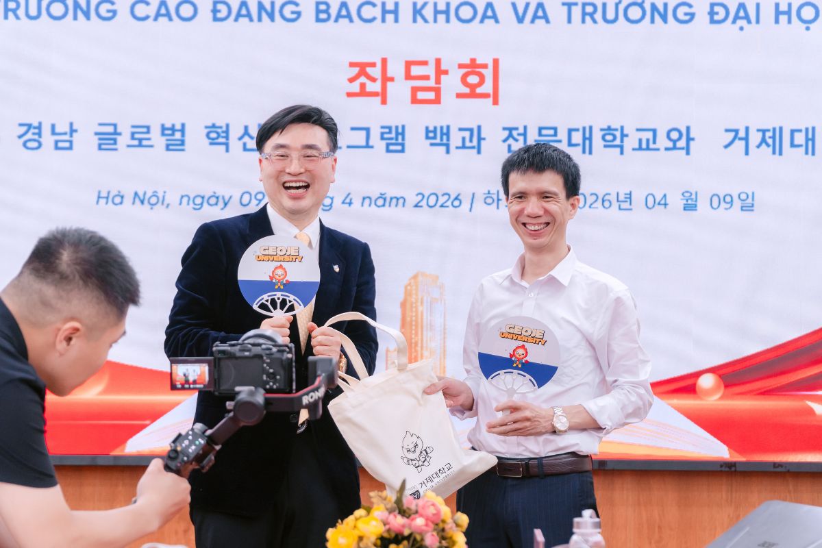 Đại diện Trường đại học Geoje thân tình tặng quà kỷ niệm nhà trường Đại diện Trường đại học Geoje thân tình tặng quà kỷ niệm nhà trường