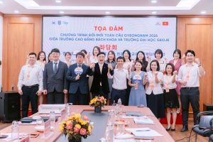 Đại diện Trường Cao đẳng Bách Khoa và đại diện Trường Đại học Geoje chụp ảnh kỷ niệm trong không khí phấn khởi và cởi mở sau buổi lễ