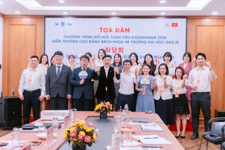 Đại diện Trường Cao đẳng Bách Khoa và đại diện Trường Đại học Geoje chụp ảnh kỷ niệm trong không khí phấn khởi và cởi mở sau buổi lễ