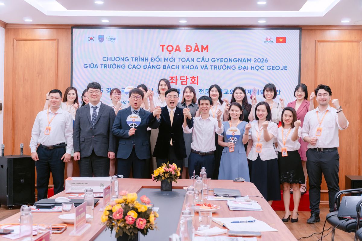 Đại diện Trường Cao đẳng Bách Khoa và đại diện Trường Đại học Geoje chụp ảnh kỷ niệm trong không khí phấn khởi và cởi mở sau buổi lễ