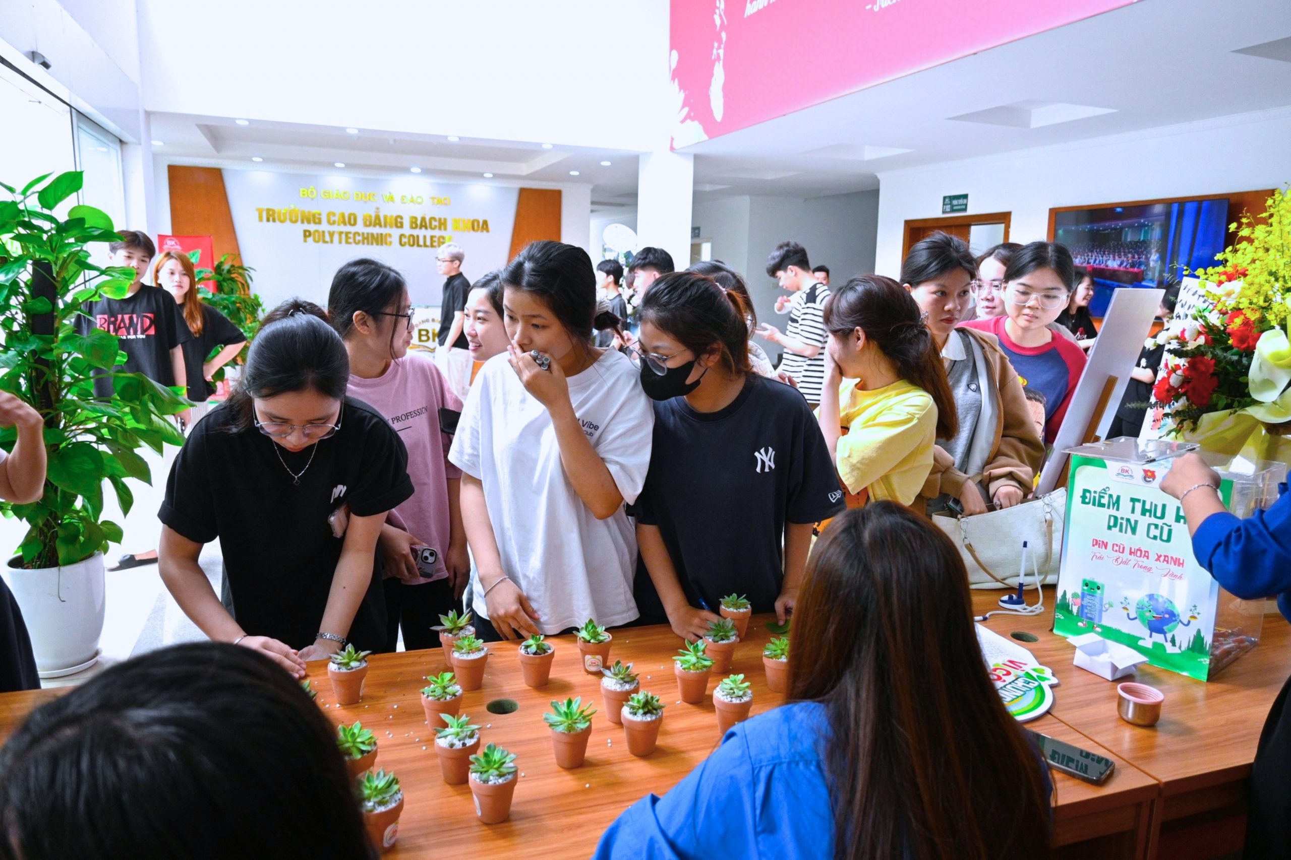 Sảnh hội trường nhộn nhịp với hoạt động “Đổi năng lượng cũ - Lấy cảm hứng mới”